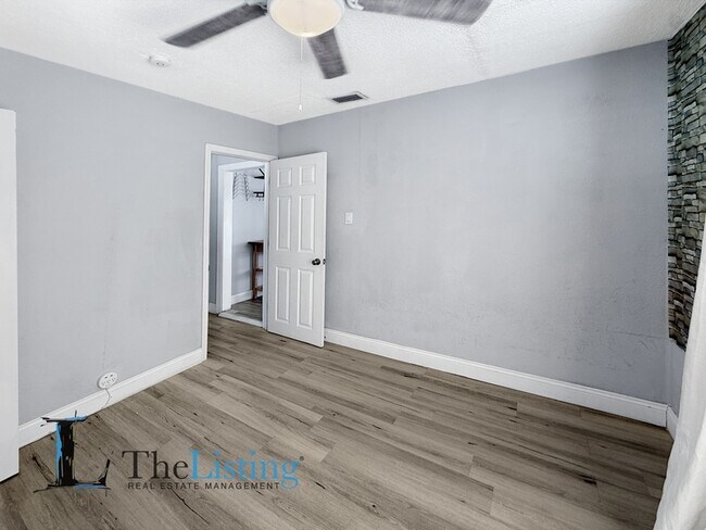 Building Photo - 6920 N Central Ave