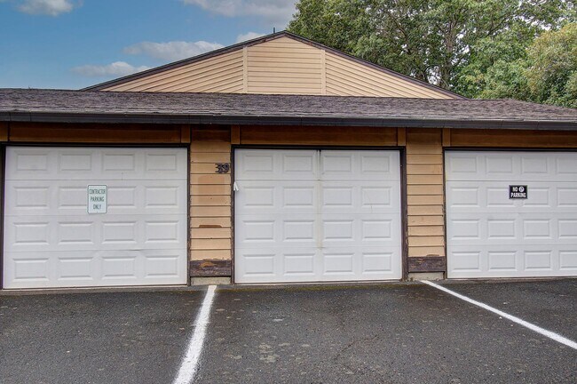 Building Photo - Cozy 2 bdrm 2 bath Condo - HALF OFF the 1s...