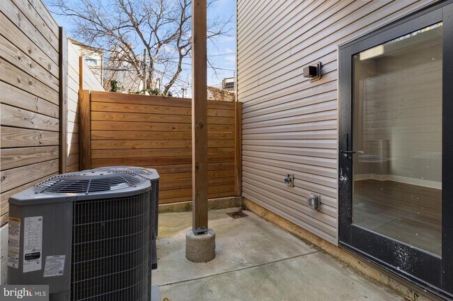 Building Photo - 2119 N Front St