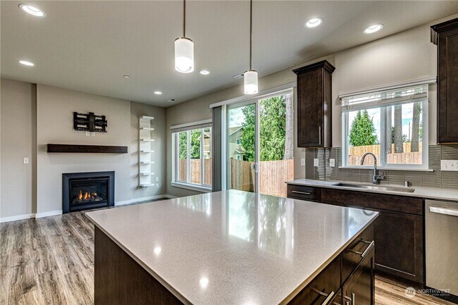 Building Photo - Duplex Style CONDO - 3 Bed 2.5b Bath Fully...