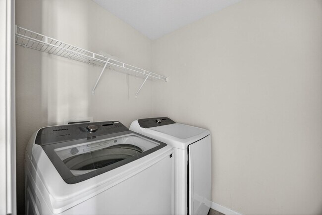 Building Photo - Panther Creek Family Home