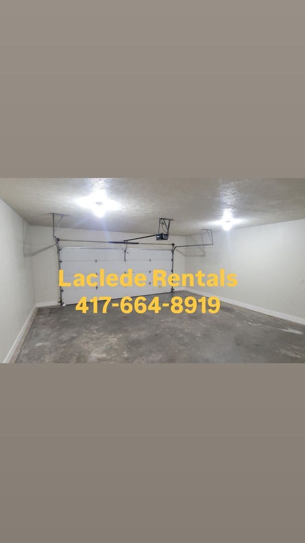 Building Photo - 3 BED 2  BATH DUPLEX
