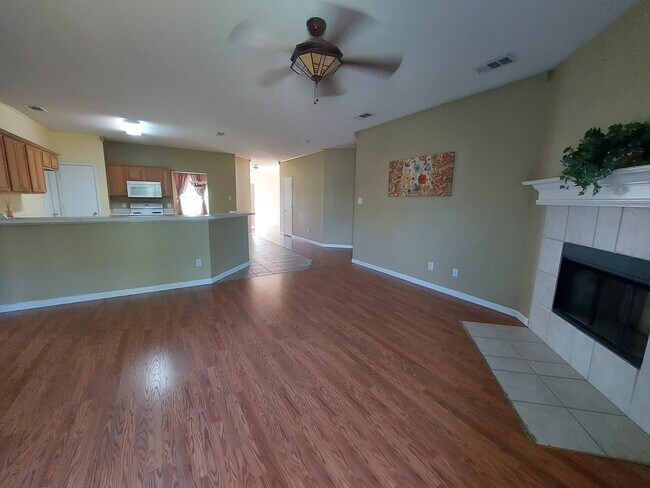 Building Photo - 1716 Country Crest Ln