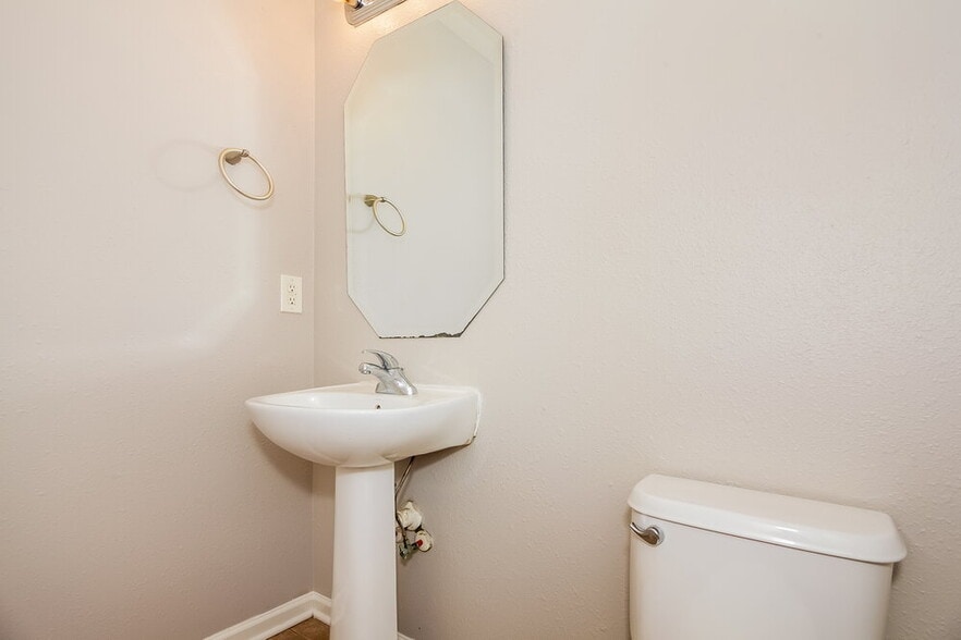 Building Photo - 2231 Gooseberry Rd