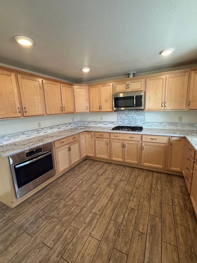 Building Photo - 1444 NW Canyon Dr