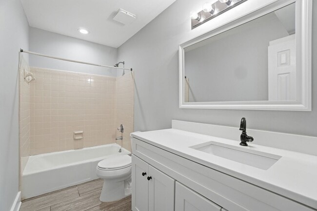 Building Photo - Beautifully Updated Condo with High-End Finishes Throughout