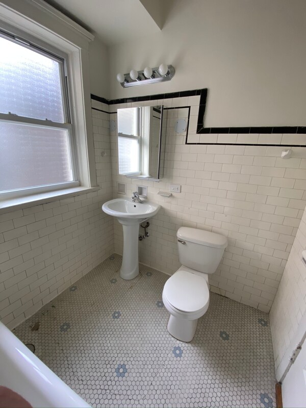 Building Photo - 1419 W Leland Ave