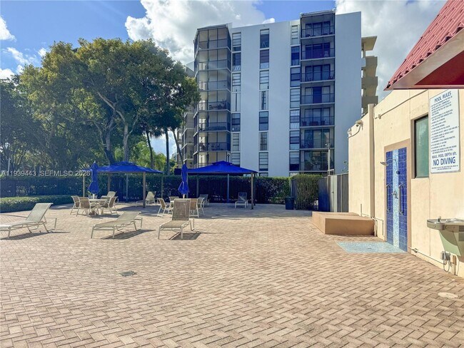 Building Photo - 3301 N Country Club Dr