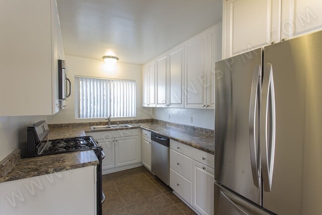 Building Photo - 1 MONTH FREE! 3 Br House with Garage, W/D ...