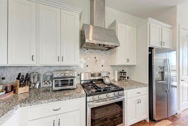 Building Photo - 13803 Lakeview Dr