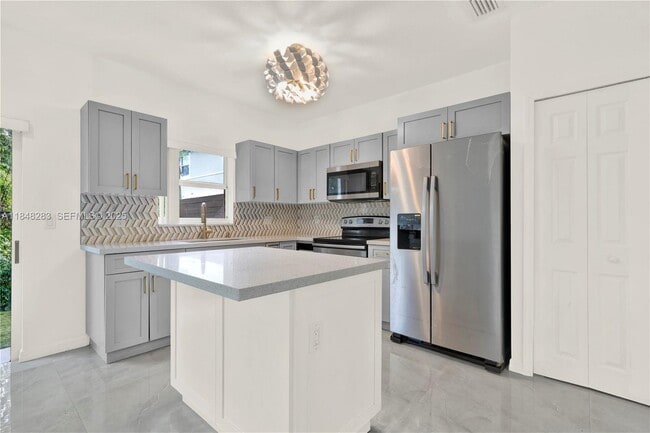 Building Photo - 1637 SE 30th St