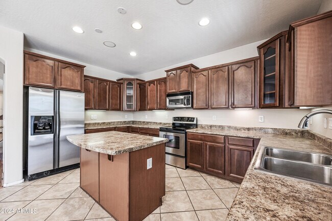 Building Photo - 1543 E Nightingale Ln