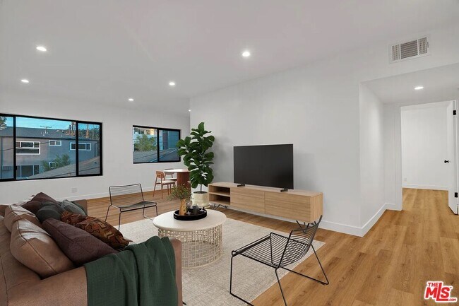 Building Photo - 950 Havenhurst Dr