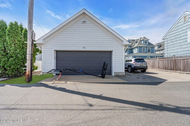 Building Photo - 112 Sylvania Ave