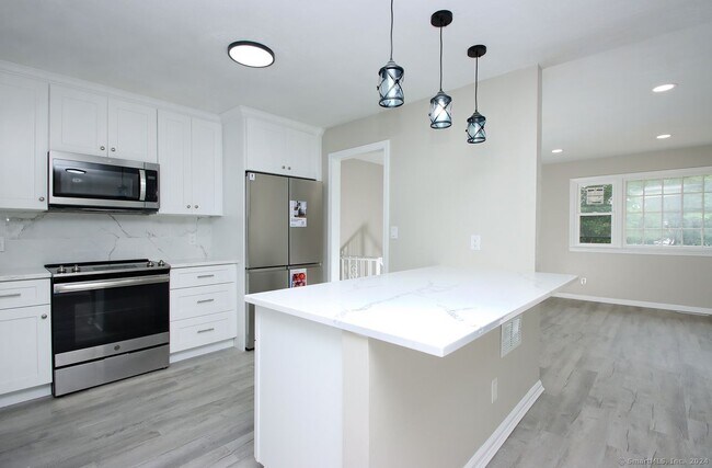 Building Photo - 2 Lakeview Ave