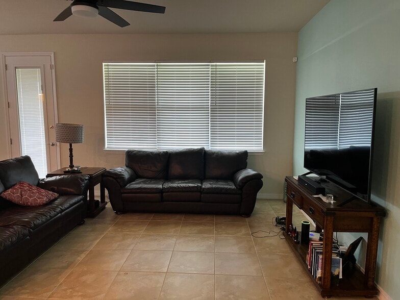 Living room - 1418 Evergreen Ter