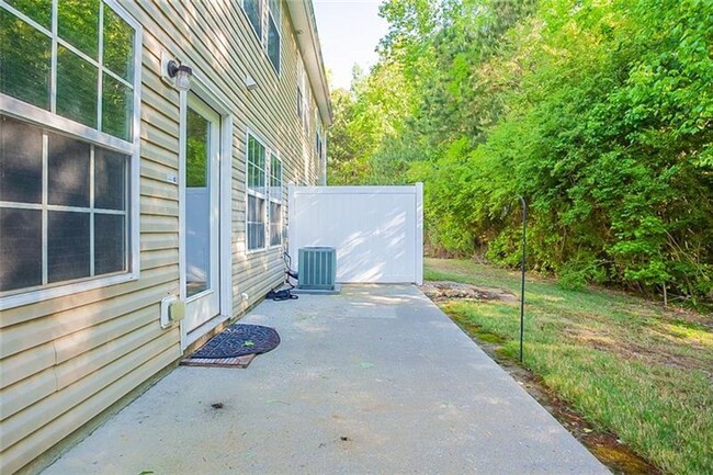 Building Photo - Spacious townhome minutes from Midtown Atl...