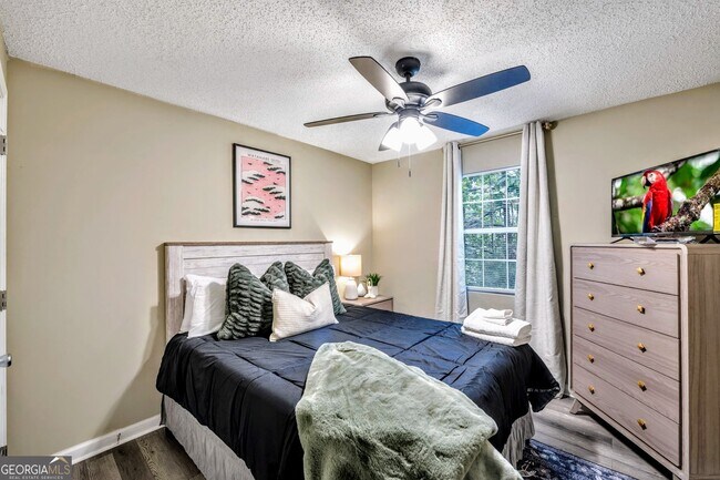 Building Photo - 8008 Clearview Cir