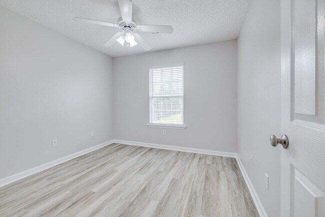 Building Photo - 114 Mustang Dr