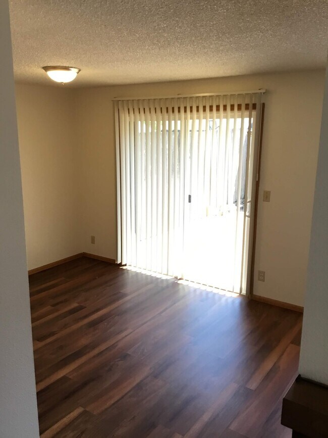 Building Photo - 2 Bedroom, 1 Bath Home in Cal Young Neighborhood
