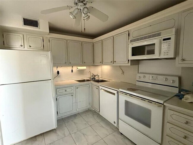 Building Photo - 1537 E Hillsboro Blvd