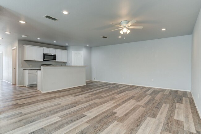 Building Photo - 1101 N Englewood Ave