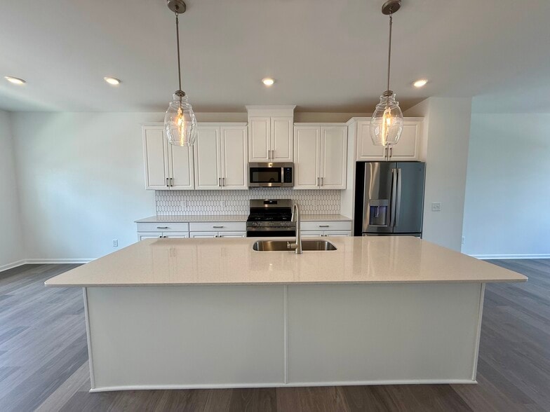 Kitchen - 551 Silver Star Blvd