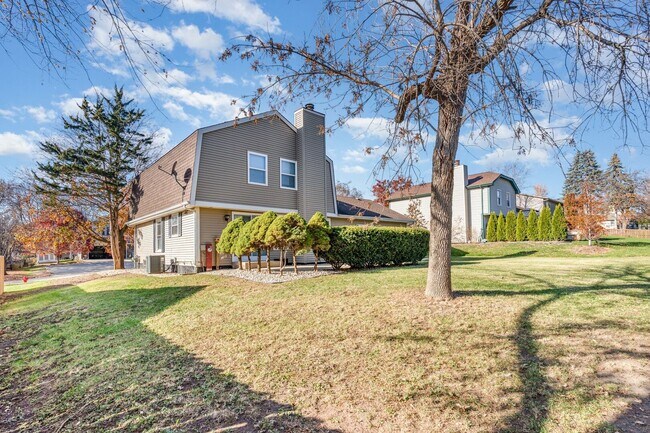 Building Photo - 355 Crestwood Ct