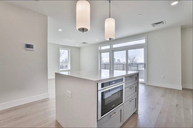 Primary Photo - 301 Border St