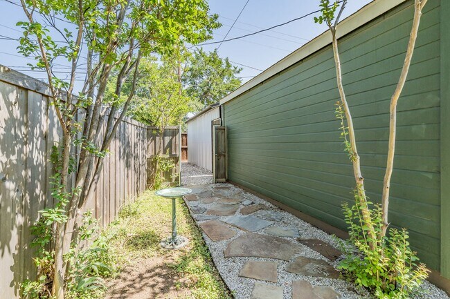Building Photo - 2157 W Lotus Ave