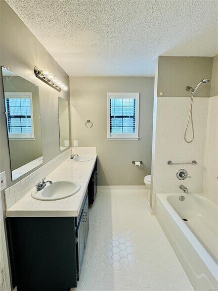 Building Photo - 697 Chatsworth Dr