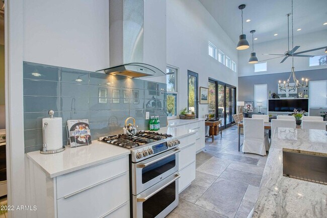 Building Photo - 3230 E Colter St