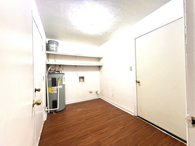 Building Photo - Super house on large private lot