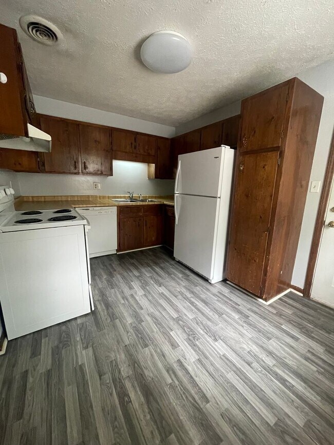 Building Photo - 2 BR 1 BA Eastside Duplex! Available for m...