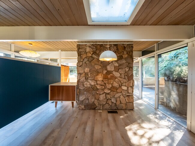 Building Photo - 1404 Oak Grove Dr