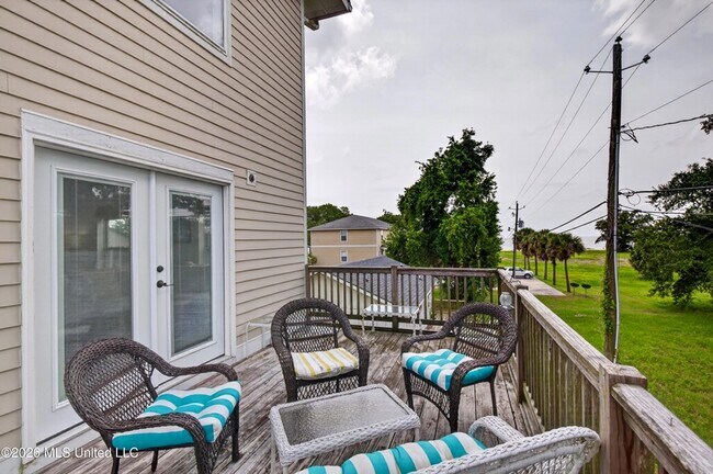 Building Photo - 153 Markham Dr