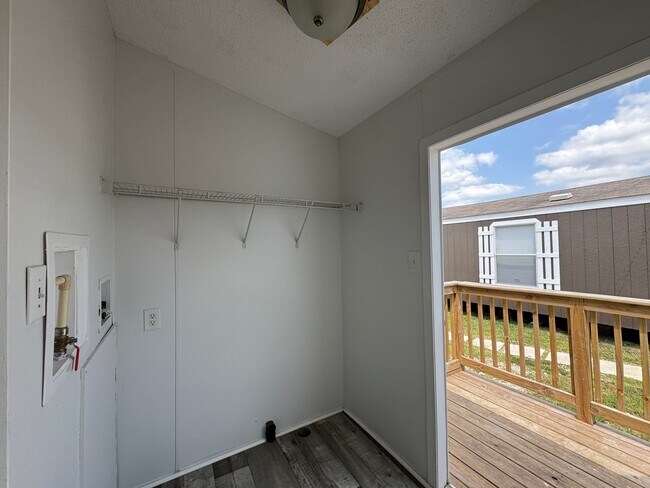 Building Photo - 16206 Wood Dr