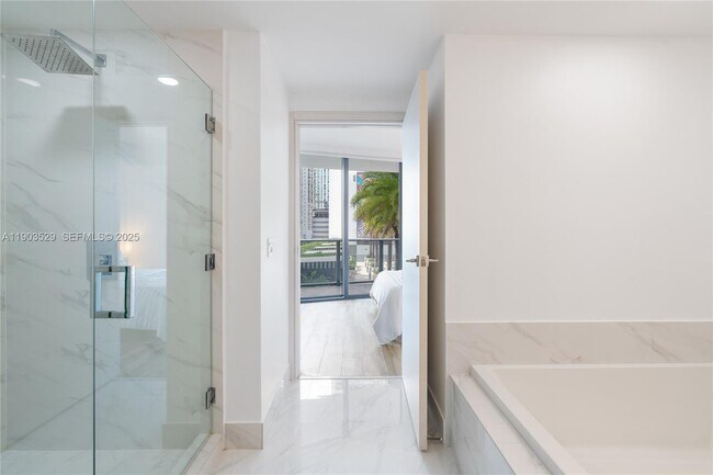 Building Photo - 801 S Miami Ave