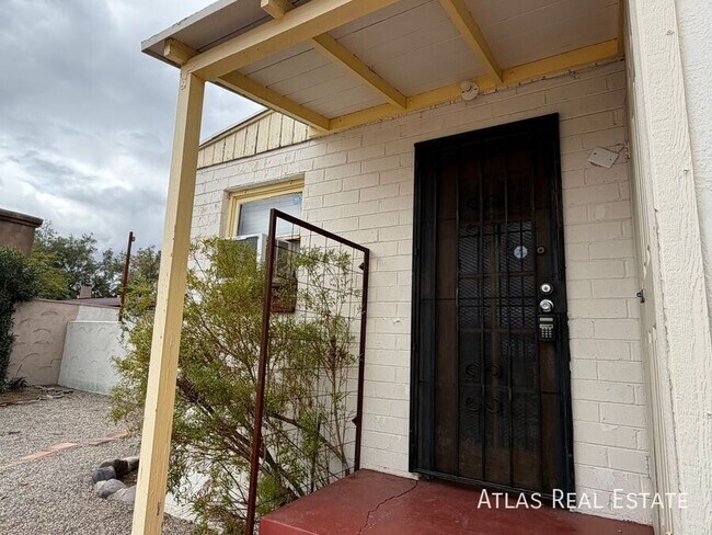 Building Photo - 2730 N Martin Ave