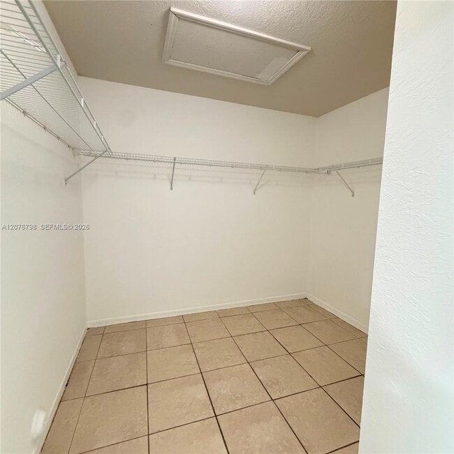 Building Photo - 923 SE 16th Ct
