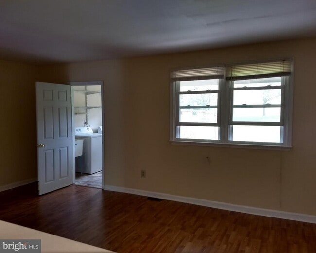Building Photo - 72 Colonial Dr