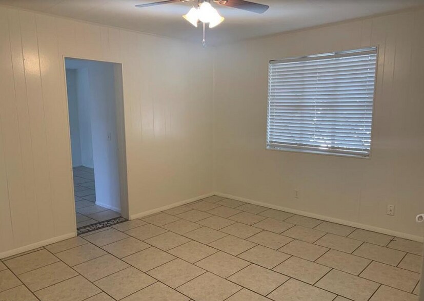 Building Photo - 2715 E Glenrosa Ave
