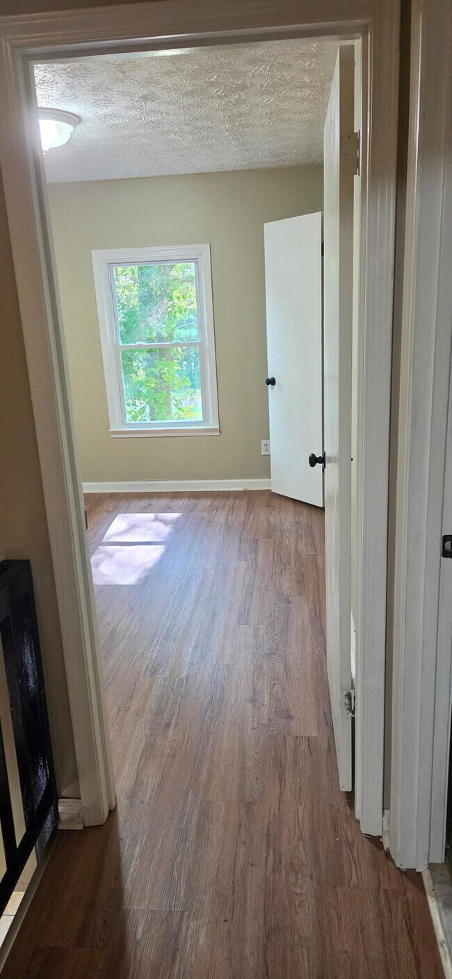 Building Photo - Two Bedroom Home, Recently Renovated