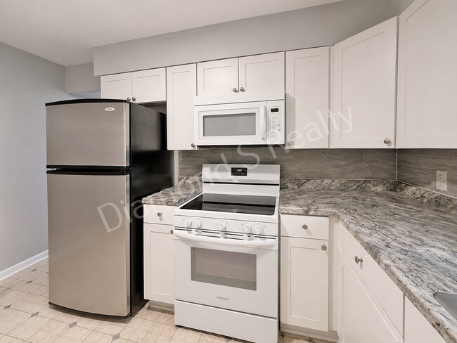 Building Photo - MOVE IN SPECIAL!  Spacious 3 Bed, 2 Bath Home with Large Yard Available!