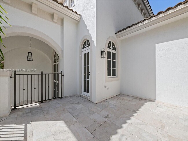 Building Photo - 827 SE 2nd Ct