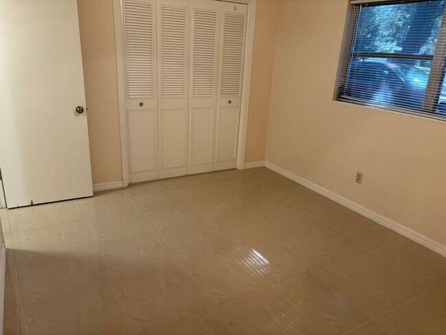 Building Photo - Spacious 3 bedroom home in quiet neighborhood