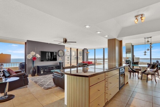 Building Photo - 5510 N Ocean Dr