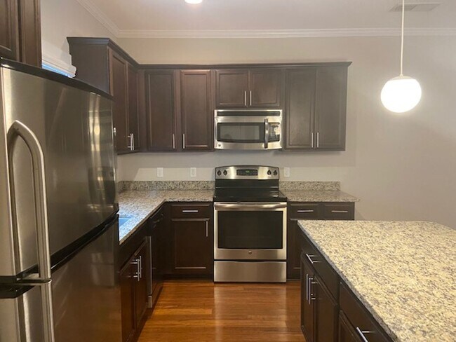 Building Photo - Stunning 3 bed/2.5 bath townhouse with Gated Parking and Energy Efficiency