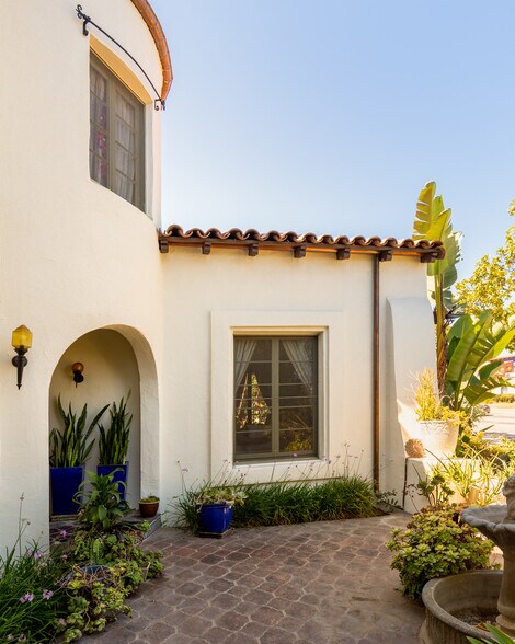 courtyard - 4918 Angeles Vista Blvd