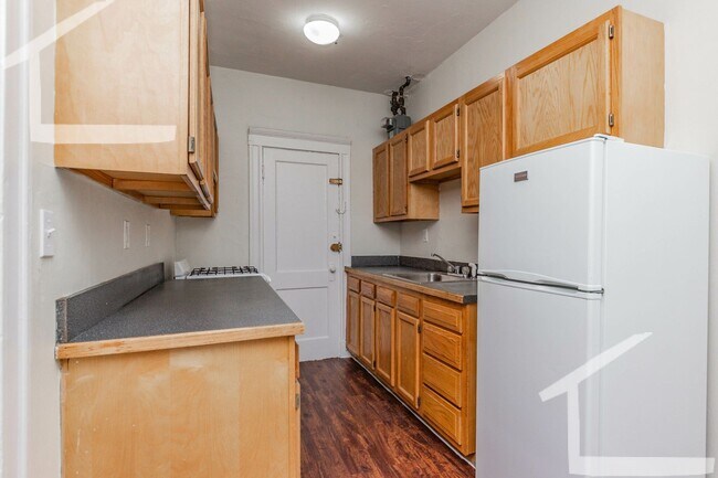 Building Photo - Spacious 1-Bedroom, Bright Unit in Fenway